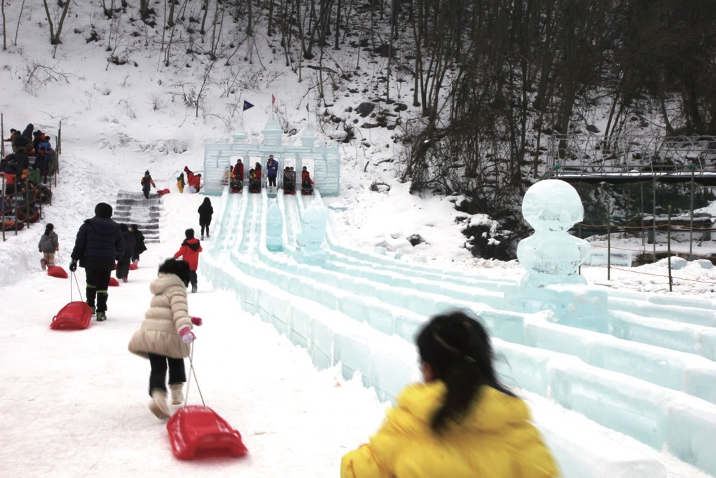 얼음 분수축제에는 얼음 썰매, 봅슬레이, 짚트랙 등 농촌에서 즐길 수 있는 다양한 놀 거리가 있다.