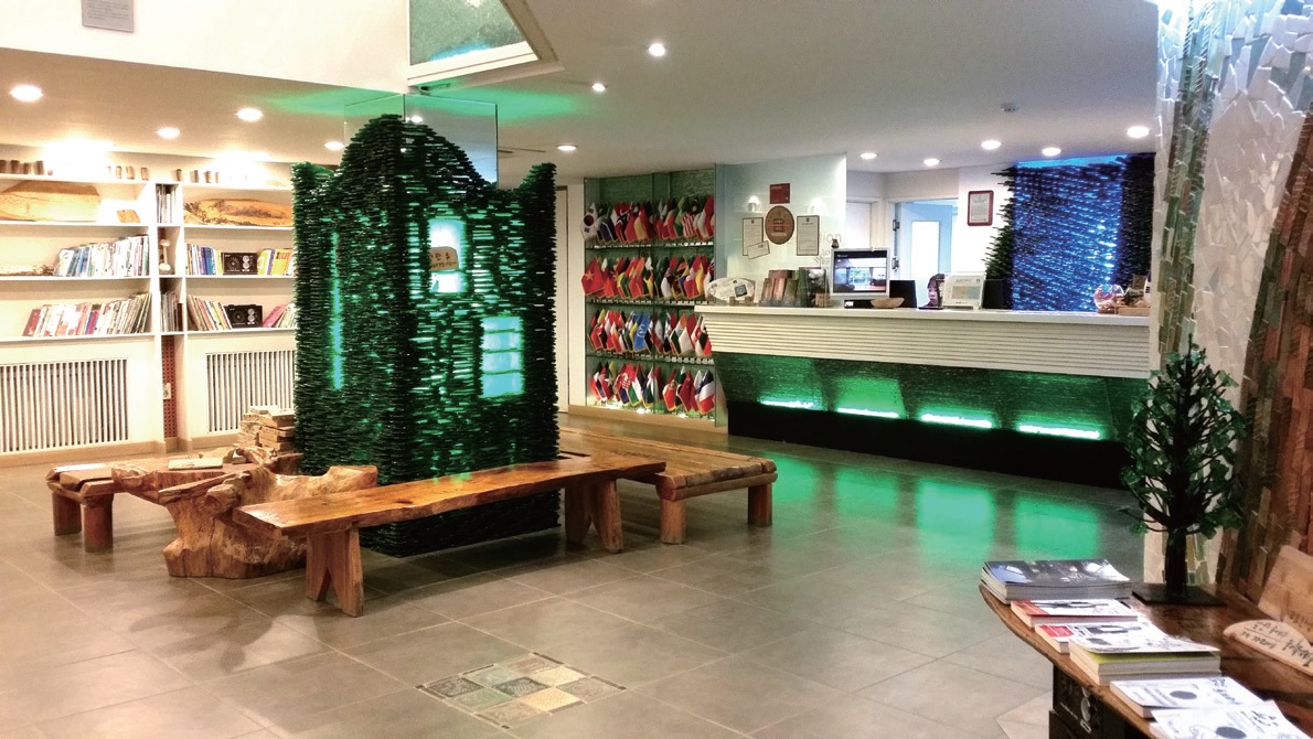 남이섬 호텔 정관루 로비. 초록색 소주병으로 만든 작품들이 즐비하다.
