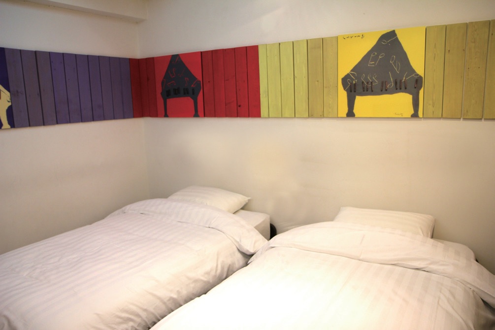 정관루 호텔은 국내의 작가들이 자신만의 독특한 색깔로 방을 꾸며놓았다.