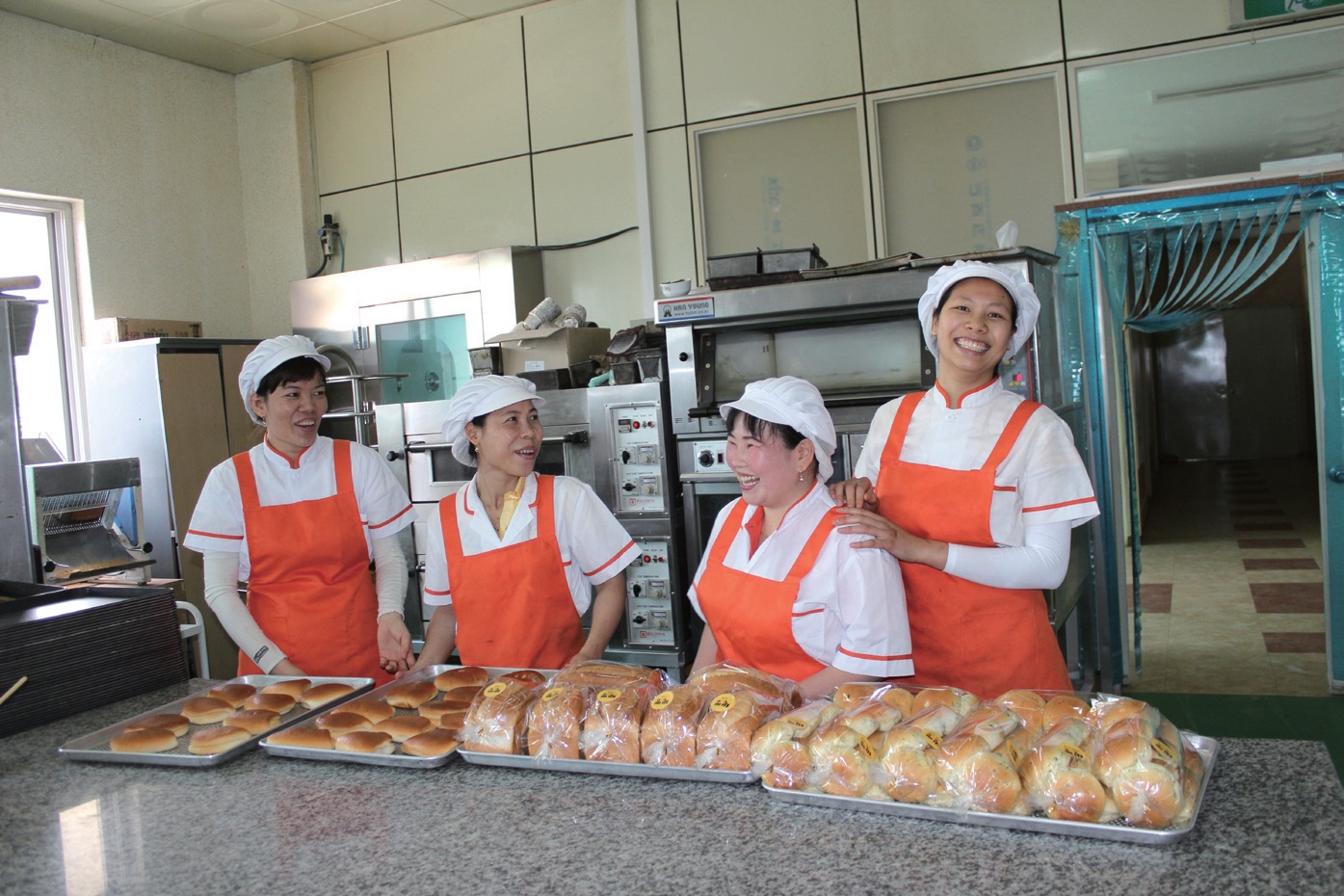 완주의 마을기업인 ‘마더쿠키’는 지역 내 다문화 여성에게 일자리를 제공하며 지역사회 활성화에 기여하고 있다.