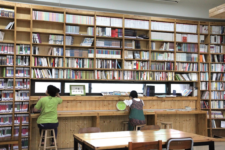 풀무학교 개교 50주년을 기념해 개소한 밝맑도서관은 홍동면의 문화운동 및 교육의 장이다.