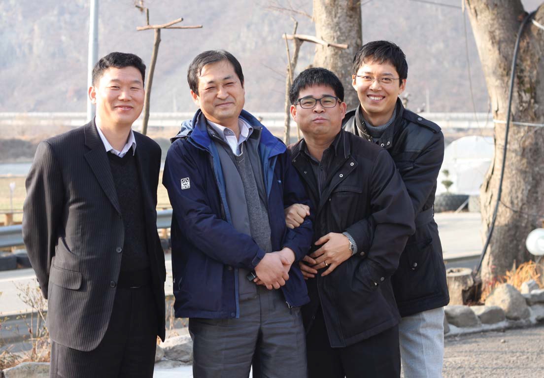 마을만들기 팀. 왼쪽부터 곽동원 계장, 구자인 박사, 이호율 씨, 임홍택 씨