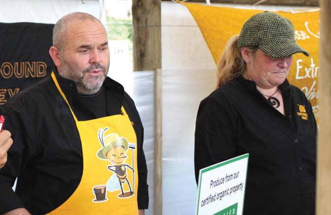 유기농꿀을 판매하는 테리와 칼렌 부부는 수익률이 높아 오라티아 시장을 매주 이용한다.