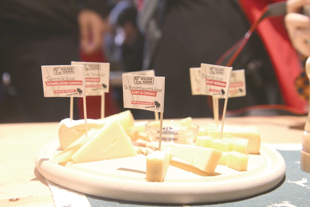 빌더 케제 치즈 공방에서는 다양한 종류의 고품질 치즈를 맛보고 고를 수 있다.