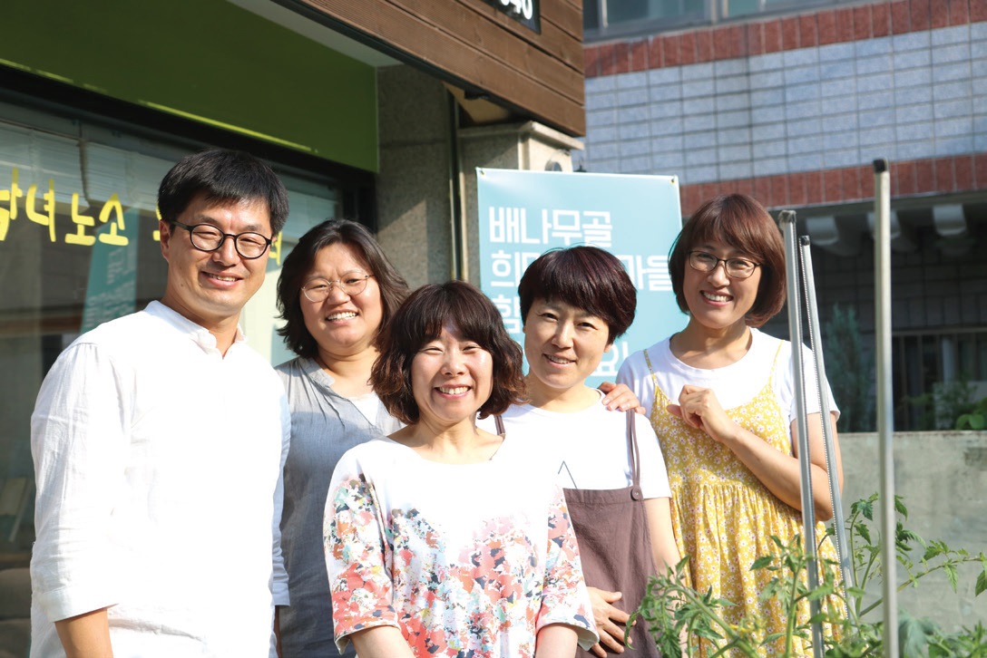 대구아이쿱생협, 와룡배움터, 우렁이밥상 등 마을에서 함께 하고 있는 마을 활동가들과 김종수 PD.