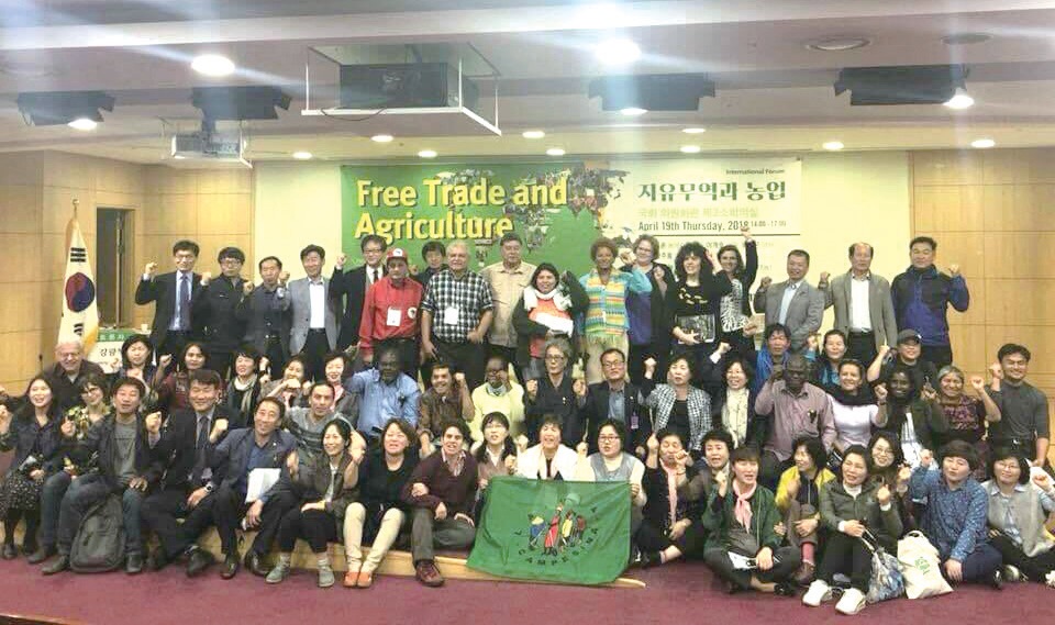 4월 17일~21일, 서울 도봉산숲속마을에서 비아캄페시나의 25개국 대표 30여 명이 모여 국제조정위원 회의를 열었다. 여성농민의 목소리를 잘 반영한다는 비아캄페시나. 이번 회의에서도 남녀 참석자 비율이 거의 반반이었다. ⓒ김정열