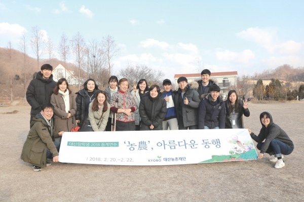 고품질 우유 생산을 토대로 다양한 낙농체험, 유가공 제품 개발 등 가족농으로 지속 가능한 농업을 실천하는 은아목장 조옥향 대표(가운데), 김지아 실장과 함께.