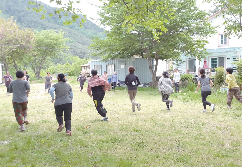 2017년 5월 남원 산내면에서 열린 ‘지리산 자기방어캠프’. 전국에서 30여 명의 성인 여성, 청소년이 참여해 폭력을 막는 자기방어 강의와 훈련을 함께했다.