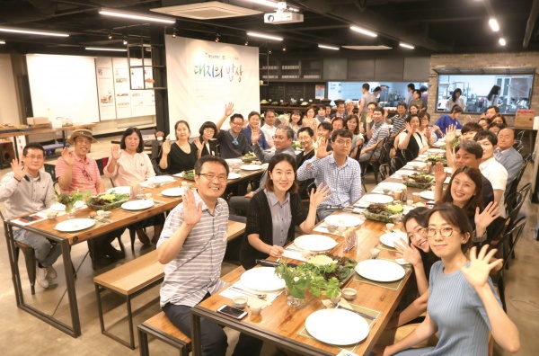 서울혁신파크 맛동에서 열린 대지의 밥상 6월 행사(류근모 장안농장 대표 편).