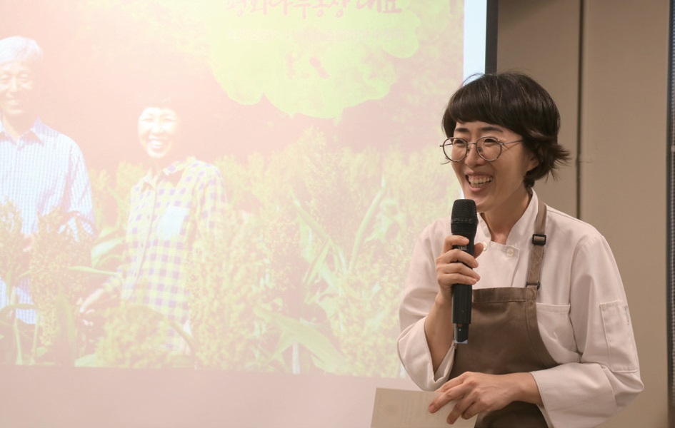 김현정 통영O’wall 셰프는 평화나무농장의 농산물을 가장 빛낼 수 있는 요리가 무엇인지 고민해 특별한 밥상을 차려냈다.