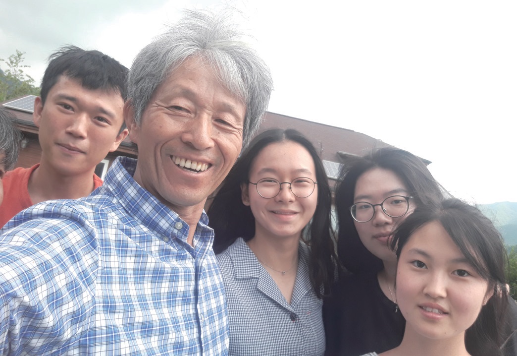 김준권 평화나무농장 대표님, 실습을 함께했던 친구들과 ‘셀카’를 찍어보았다. ⓒ김준권