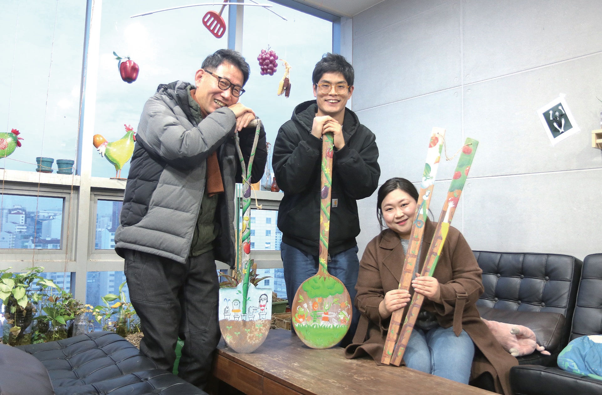 농촌과 먹거리를 상징하는 삽, 숟가락, 젓가락에 알록달록 색을 입혔다. 홍천기 대표(왼쪽부터), 홍서웅 팀장, 장은비 씨.