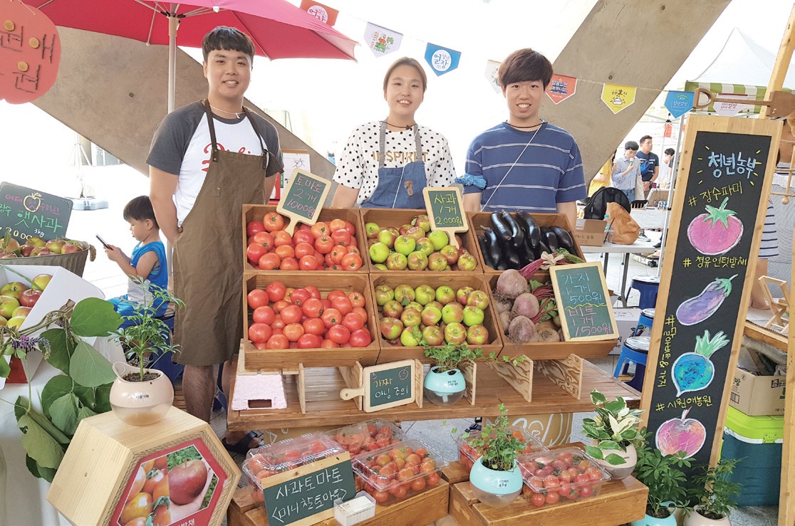 청년얼장에서 청년농부와 청년기획단이 함께 문을 연 ‘과일가게’ 모습. ⓒ얼굴있는 농부시장