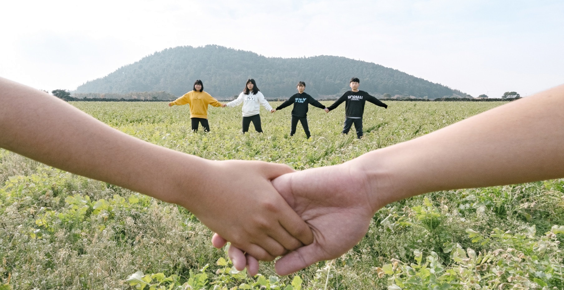 제주 보물섬학교 ‘아꼬운 방’ 학생들이 서귀포 성산읍에 위치한 유건에오름을 찾아 손을 맞잡고 각자 바람을 말하고 있다.
