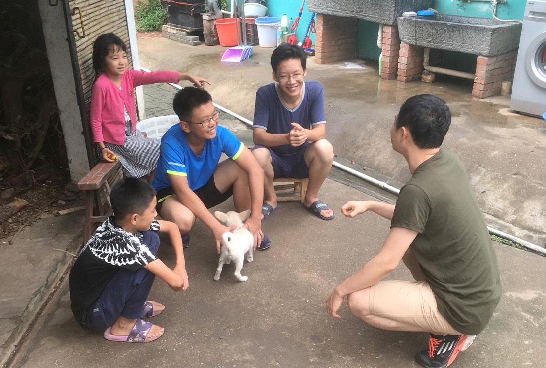 녹생방주 농장에서 아이들과 담소를 나누는 한국인 자원봉사자 교사.