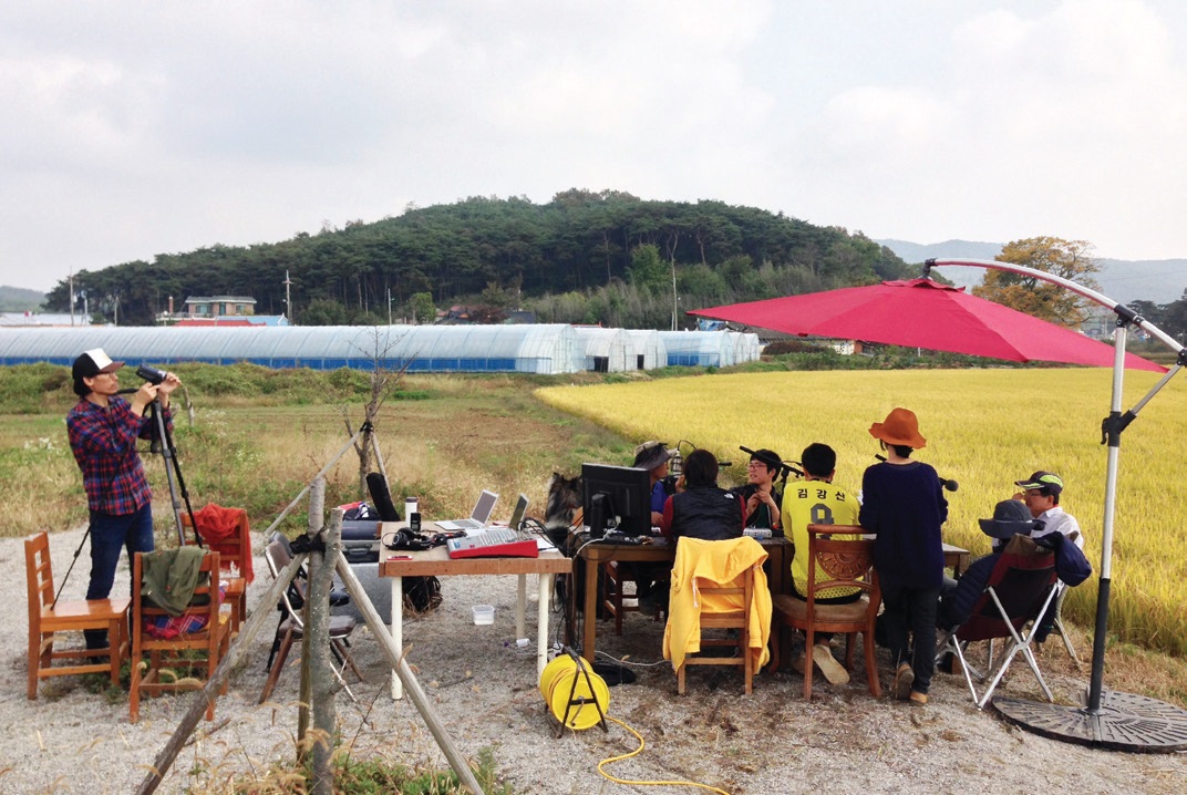 충남 홍성군의 청년농민들이 모여 팟캐스트를 제작하는 모습. ⓒ협동조합젊은협업농장