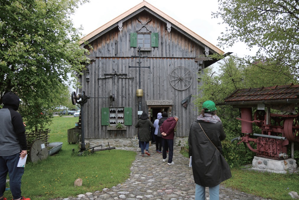 오래된 농가구 창고를 개조한 마을 박물관.