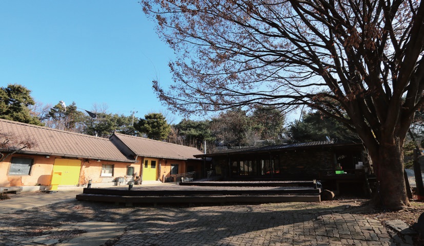 느티나무 아래 오래된 토담집과 신식 벽돌집이 기역 자로 이어져 있다. 각각 양조장과 시음장이다.