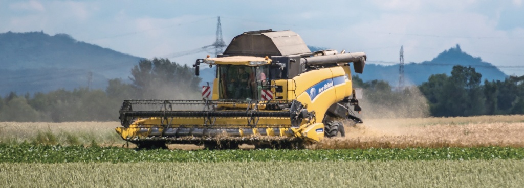 트랙터로 밀을 수확하는 독일의 한 농장.