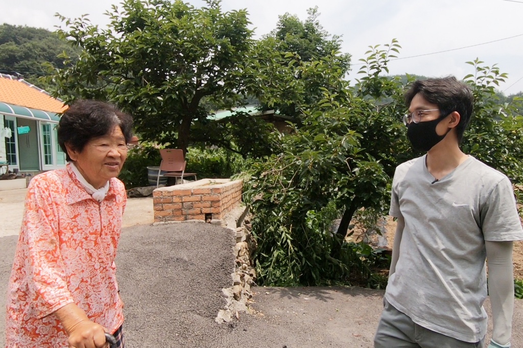 이재덕 기자(오른쪽)가 전남 순천 화지마을에서 어르신과 이야기를 나누고 있다. ⓒ경향신문 석예다PD