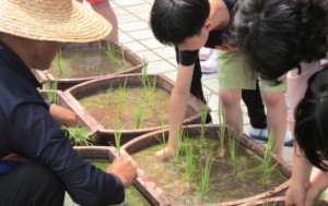 이젠 소비자도 공동의 생산자라는 인식을 해야 한다.