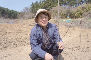 교직에서 물러나면 후배 교수들에게 길을 터주고 본인은 농부가 되겠다”고 입버릇처럼 말하던 그는
정말로, 그렇게 ‘농부’가 되었다.