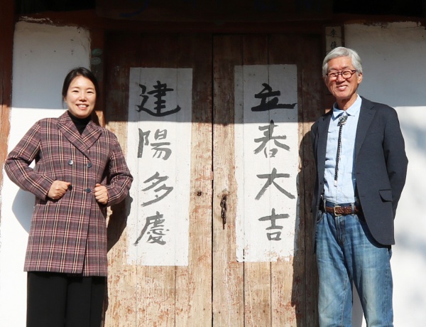 밝은세상영농조합법인 대표 이혜인 씨와 그의 아버지이자 서양화가인 이계송 씨. 부녀가 각자의 유년 시절을 보냈던 70년 된 한옥 앞에 나란히 섰다.