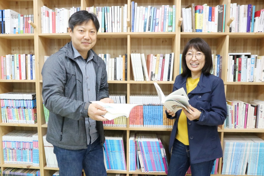 두지마을의 이야기를 담은 책 「복작복작 재미지게 산당께」를 기획, 제작한 주역인 구준회 씨와 김선영 씨.