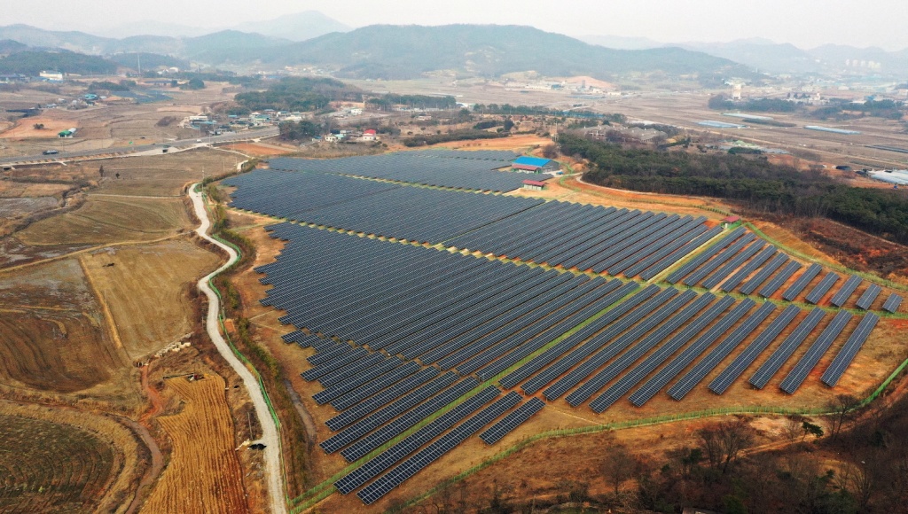 전북 익산시 금마면의 한 야산에 설치된 대규모 태양광 패널. ⓒ한국농정신문