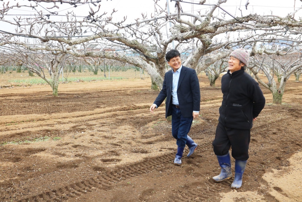 전남 나주시에서 농사를 짓는 정진채 씨와 송장훈 연구관(왼쪽)이 농담農談을 주고받는 모습.