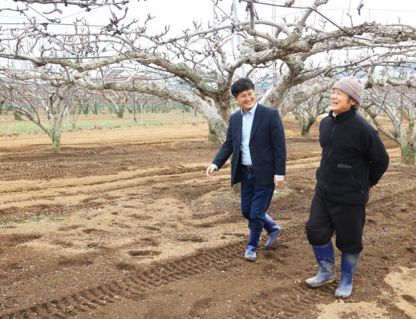 전남 나주시에서 농사를 짓는 정진채 씨와 송장훈 연구관(왼쪽)이 농담農談을 주고받는 모습.