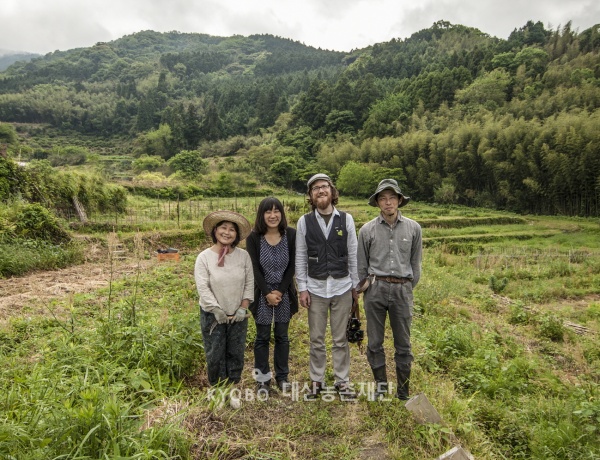 2012년 다큐  취재 중 일본 이토시마에서. 나와 패트릭, 그리고 자연농 농부 가가미야마 에츠코 님(왼쪽)과 무라카미 켄지 님(오른쪽).
ⓒ시티애즈네이처
