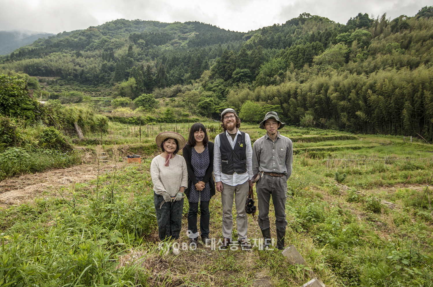 2012년 다큐  취재 중 일본 이토시마에서. 나와 패트릭, 그리고 자연농 농부 가가미야마 에츠코 님(왼쪽)과 무라카미 켄지 님(오른쪽). ⓒ시티애즈네이처