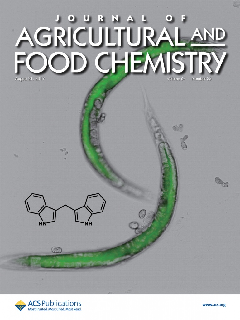 과학 잡지 《Journal of Agricultural and Food Chemistry》의 속표지. 예쁜꼬마선충의 장 건강 상태를 평가하기 위하여 초록색 형광물질을 투여한 모습이다. 장 건강 개선에 유익한 천연 성분의 화학구조가 함께 표시되어 있다.
