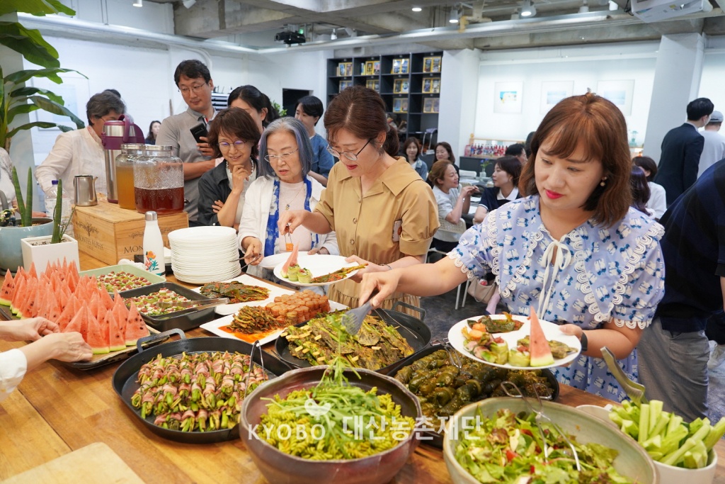 ‘농부와의 대화’ 후 참가자들은 김영미 대표가 차린 제철 밥상을 함께 나눴다.