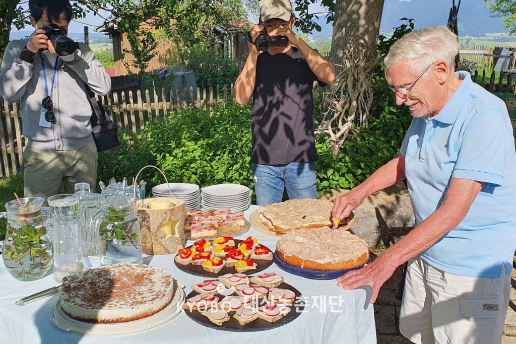 50여 년 전 ‘농가에서의 휴가’를 처음 시작한 요세프 킨커 씨가 손님을 위한 다과를 준비하고 있다.