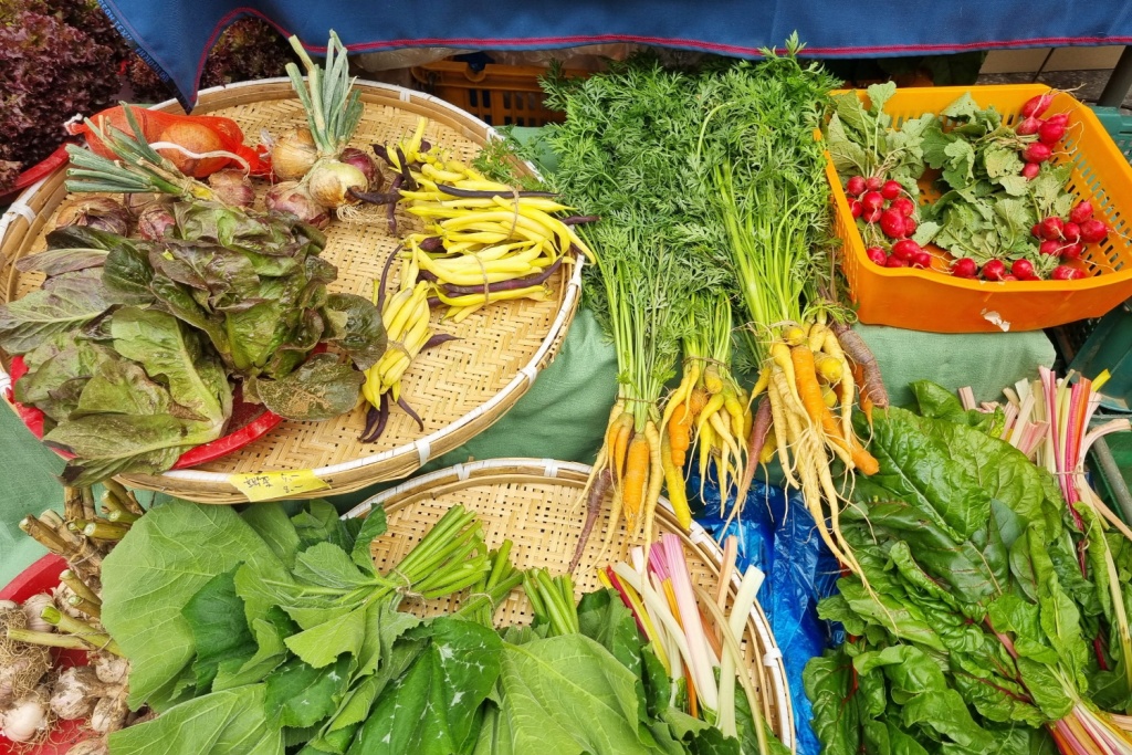 아마추어로 농사짓는 사람들이 병원 마당에 농산물을 가져오고, 관심 있는 소비자와 연결되도록 하는 프로그램을 진행하고 있다.