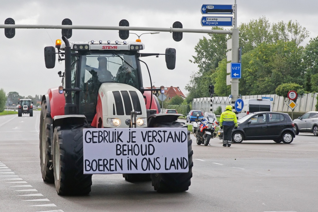 2019년 10월 1일, 네덜란드 헤이그 고속도로에서 정부 청사로 향하는 중인 농민 시위 대열. 시위판에는 ‘상식을 지켜 우리 나라 농부를 지켜라’라는 구호가 적혀 있다.