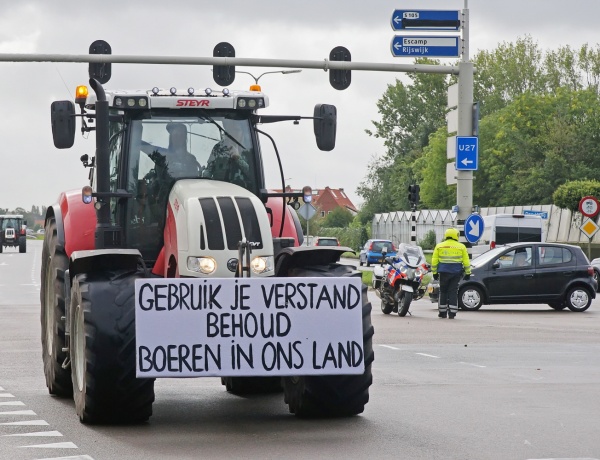 2019년 10월 1일, 네덜란드 헤이그 고속도로에서 정부 청사로 향하는 중인 농민 시위 대열. 시위판에는 ‘상식을 지켜 우리 나라 농부를 지켜라’라는 구호가 적혀 있다.