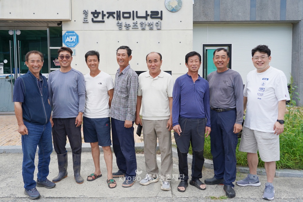 박이준 씨는 한재골에서 미나리 농사짓는 130여 농가가 서로 협력할 수 있도록 이끌었다
