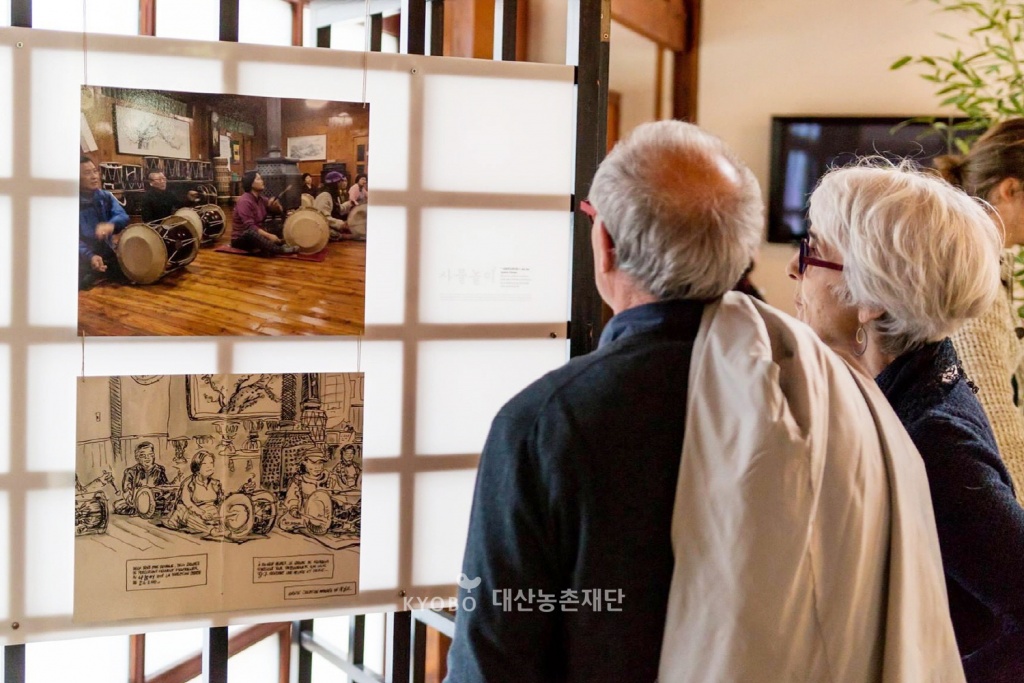 프랑스인 우퍼 로라와 찰리는 ‘한국에서 경험한 우프’ 전시회를 열었다