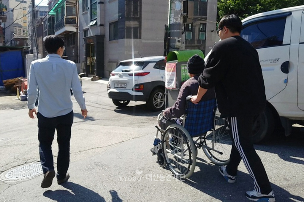 거동이 어렵고 홀로 지내는 환자와 잠시 산책을 나왔다.