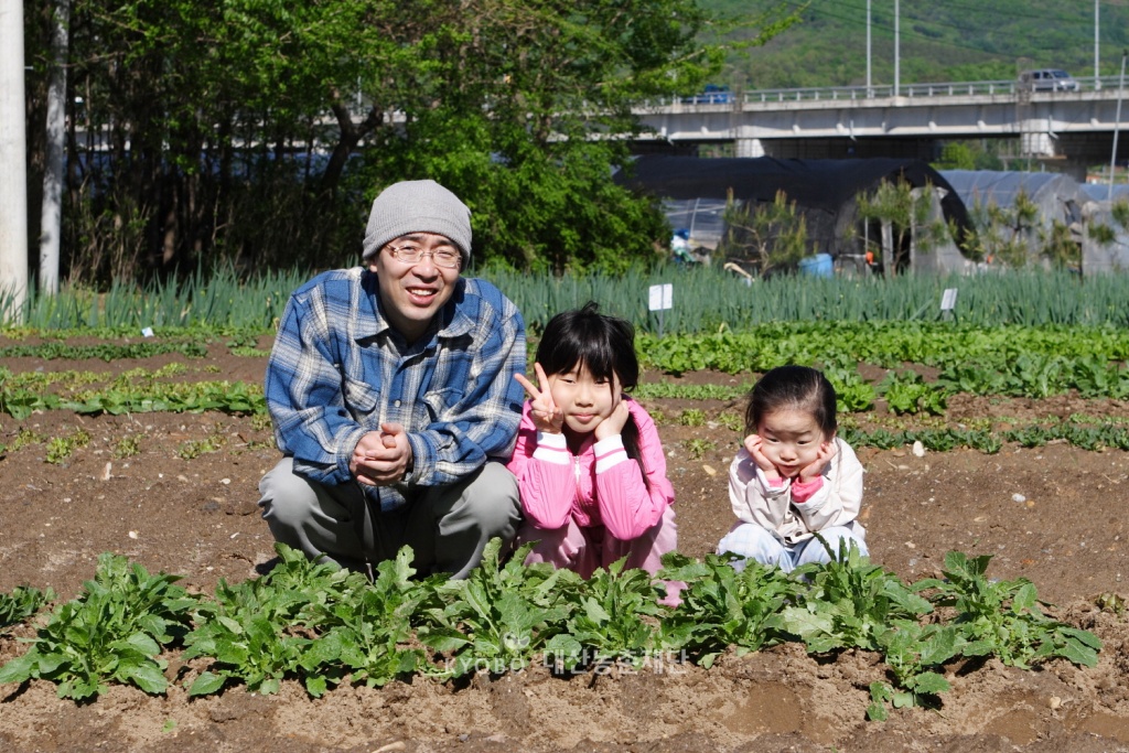 18년 전 주말농장을 시작할 때 아이들과 함께 찍은 사진.