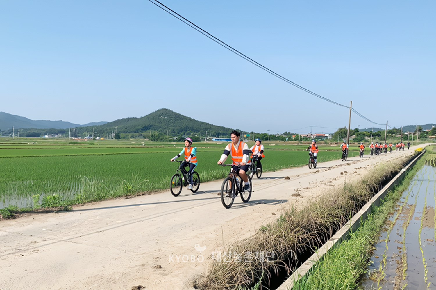학산초등학교 학생, 학부모, 교사가 함께 자전거를 타고 학산천 둘레를 다니는 ‘씽씽 바이크’ 프로그램. ⓒ신안정