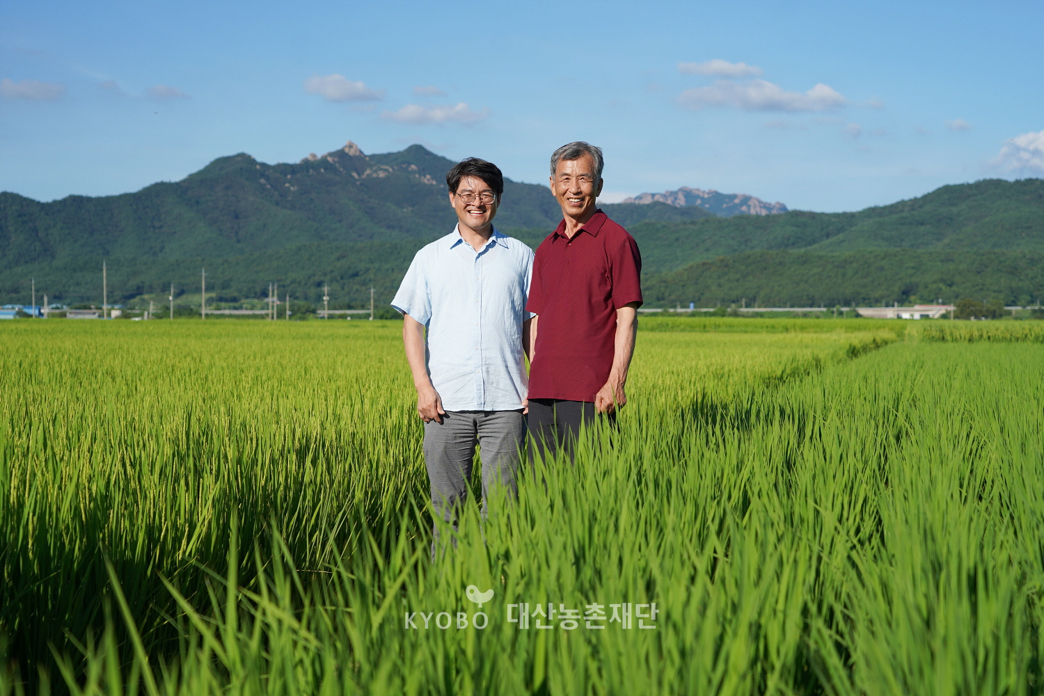 박윤재 씨와 그의 철학을 이어가는 아들 박다니엘 씨(왼쪽).