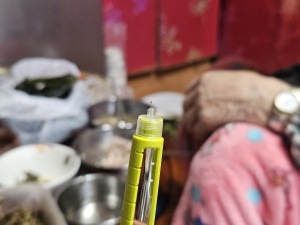 심한 손떨림으로 인슐린 주사를 잘못 놓아 주사 끝의 바늘이 휘어있다