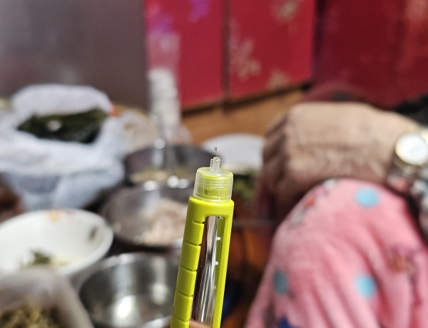 심한 손떨림으로 인슐린 주사를 잘못 놓아 주사 끝의 바늘이 휘어있다